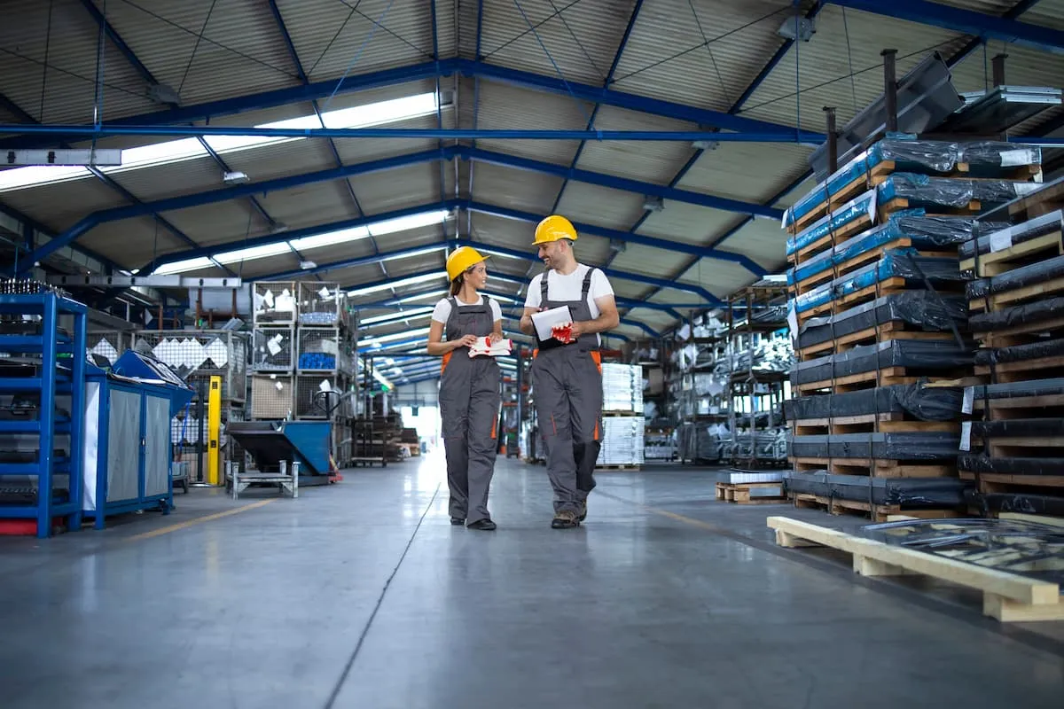 usine de demain deux personnes dans une usine