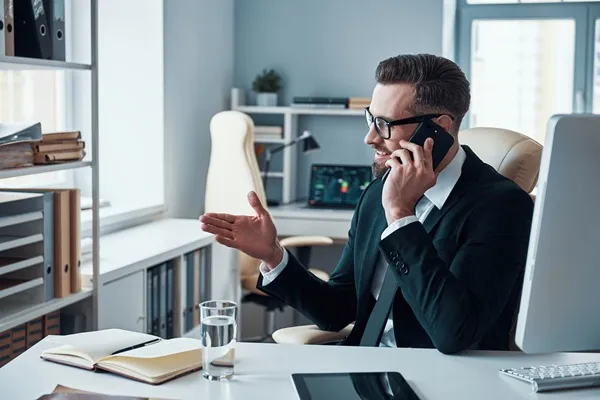Homme au bureau