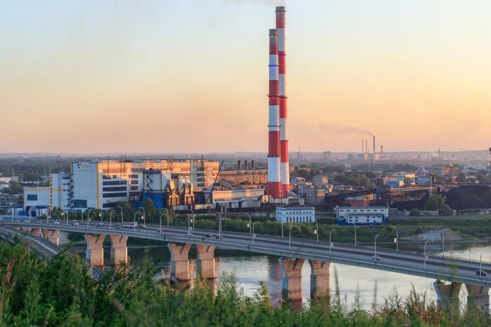 Zone industrielle au bord d'un fleuve