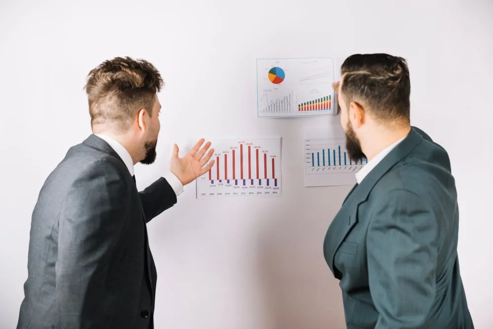 2 hommes présentent des graphiques